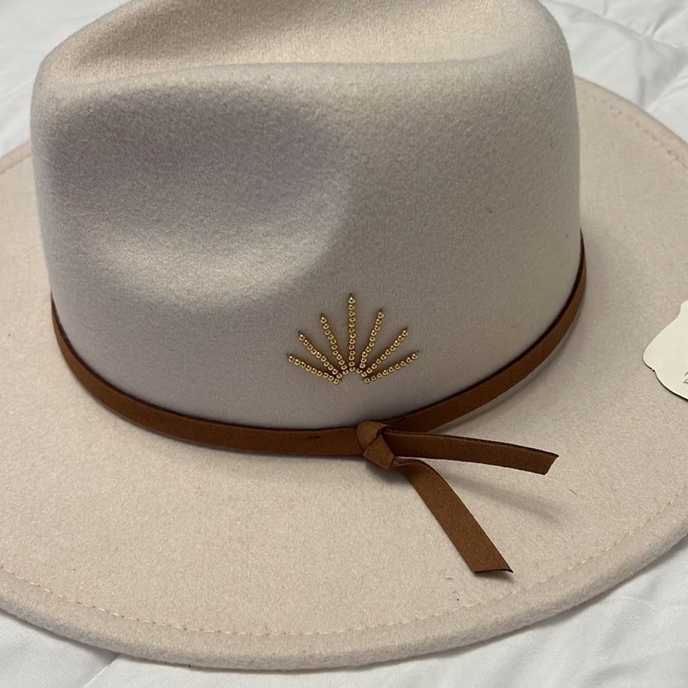 Fedora felt hat in beige new with out tags - Picture 3 of 7